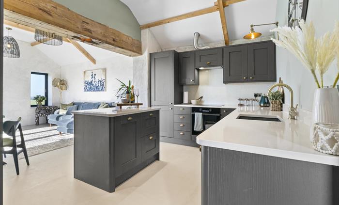 Fully fitted kitchen, including washer/dryer
